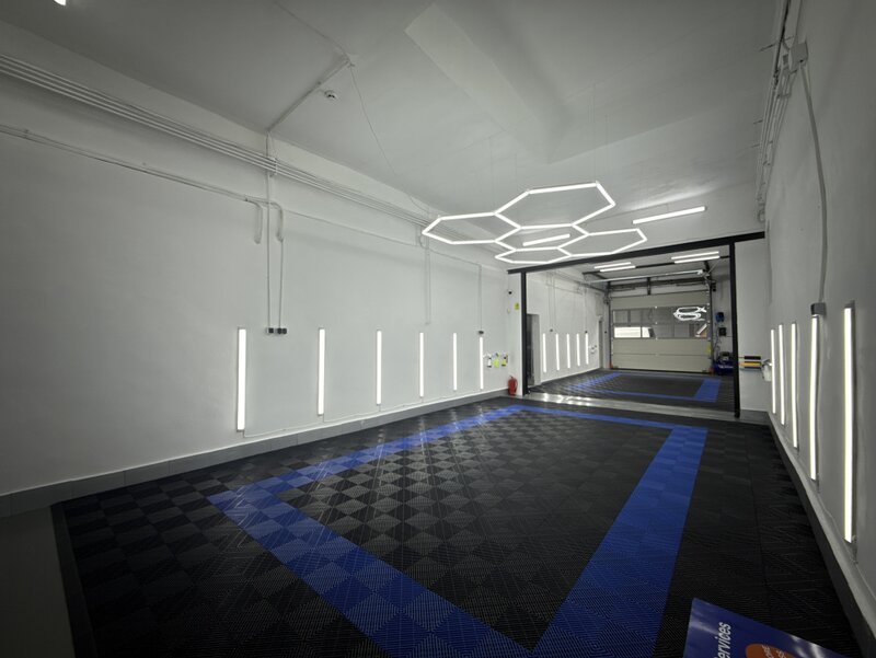 Hala Damaroaia + Curte / De Inchiriat