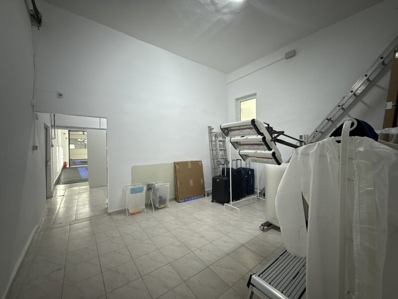 Hala Damaroaia + Curte / De Inchiriat