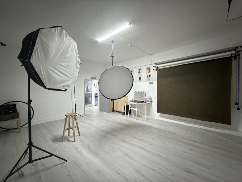 Hala Damaroaia + Curte / De Inchiriat