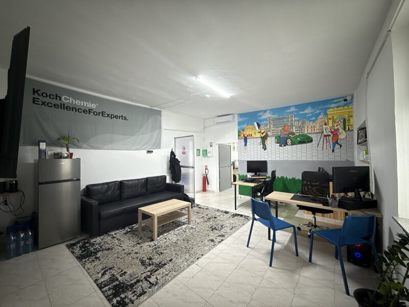 Hala Damaroaia + Curte / De Inchiriat