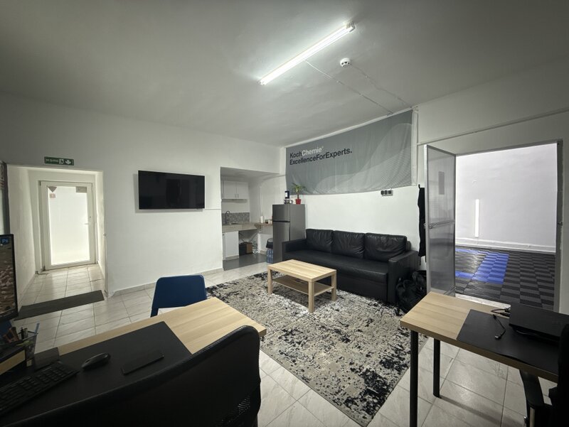 Hala Damaroaia + Curte / De Inchiriat