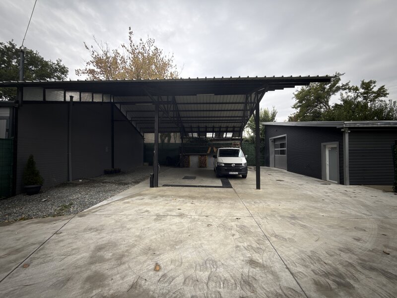 Hala Damaroaia + Curte / De Inchiriat